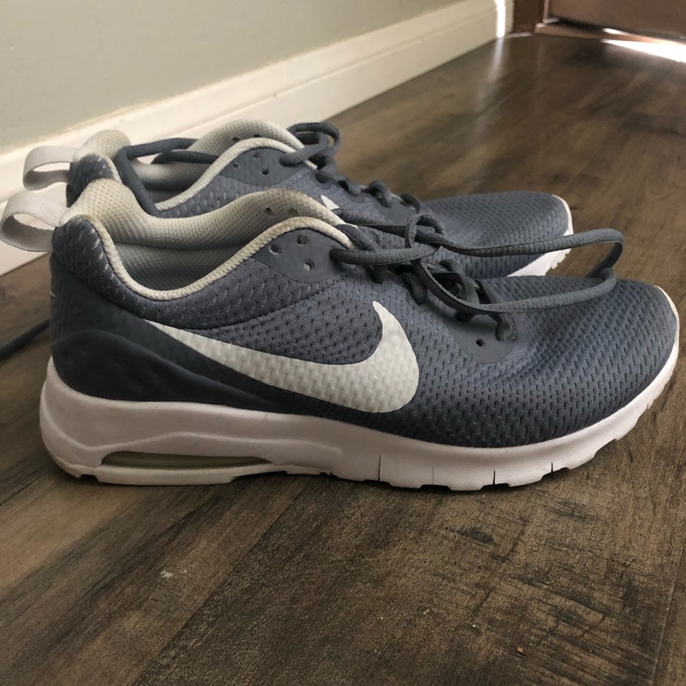 Navy Nike airs